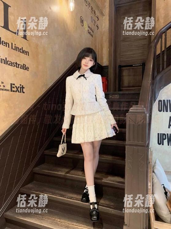 秀人网 - tina甜仔的双人写真作品集：深情相伴，散发出的甜蜜温馨如影随形.txt