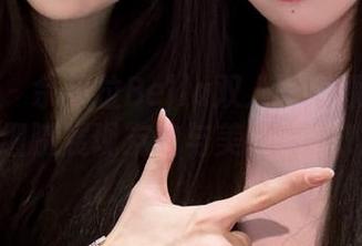 秀人网 – 佘贝拉Bella双人写真原图分享，细腻展现友谊与美的瞬间.txt