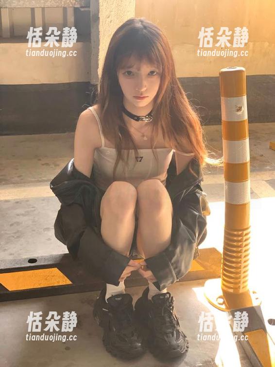秀人网 - 沉浸在余安安的艺术世界：探秘《肉丝》作品资源.txt