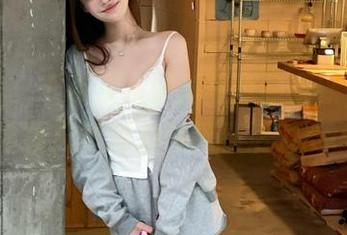 秀人网 – 千夜未来最新写真集更新，皮衣诠释无限魅力与青春活力.txt