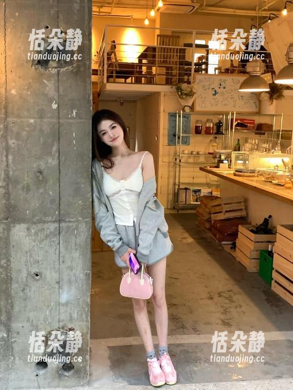 秀人网 - 千夜未来最新写真集更新，皮衣诠释无限魅力与青春活力.txt