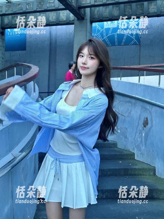 秀人网 - 周波儿秘书写真：观看她如何诠释优雅与时尚的完美结合.txt