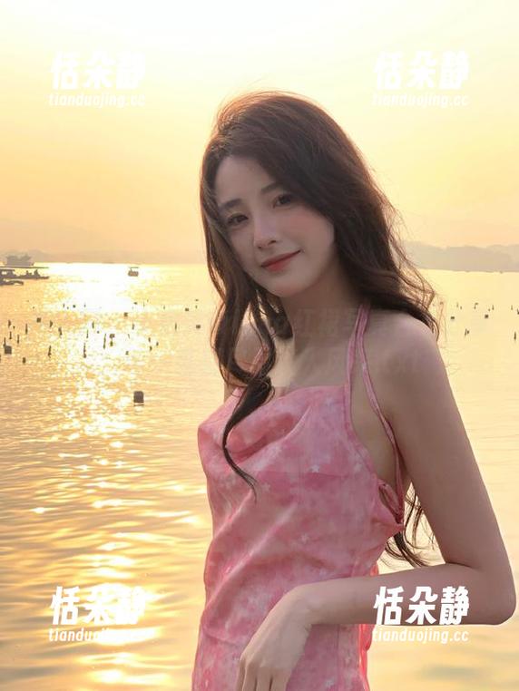 秀人网 - 小泡芙winna红裙写真合集分享：每一幕都尽显迷人风采.txt