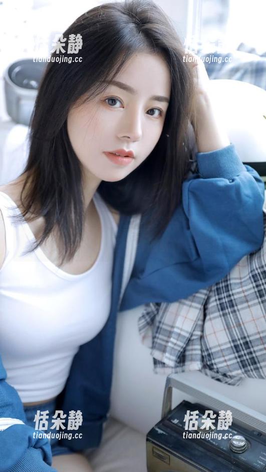秀人网 - 少女心雪雪的圣诞写真集，分享她如何用镜头捕捉冬日的纯净与美好.txt