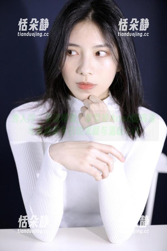 秀人网 - 圣诞特辑：李雪婷Anna的高清写真捕捉冬日的美丽与温暖.txt
