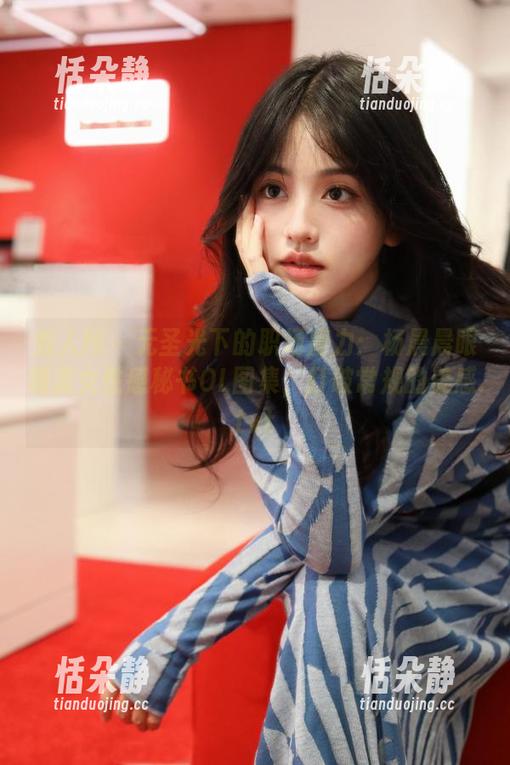秀人网 - 无圣光下的职场魔力：杨晨晨眼镜美女性感秘书OL图集，打破常规的美感.txt