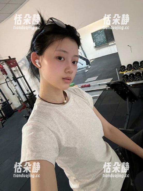 秀人网 - 创作灵感大揭秘，王馨瑶Yanni分享肉丝写真背后的故事与思考！.txt
