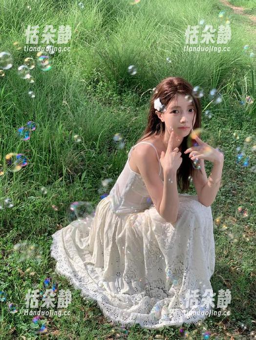 秀人网 - 探索程程程的白色写真，私拍作品中的柔美与光影碰撞，探索每一张图片的深意.txt