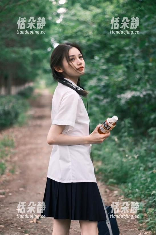 秀人网 - 走进自然，雨瞳Yoyo最新户外写真展现独特魅力.txt