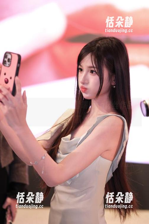 秀人网-雪瑞Lisa 秀人网 - 夏日清凉:雪瑞Lisa肉丝作品图片,带你感受不一样的魅力.txt