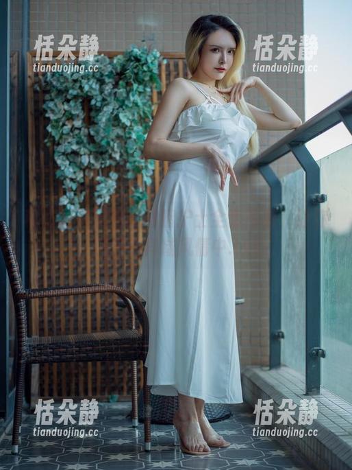 秋和柯基带来的黑暗护士全套写真，让你沉浸在异域风情中.txt