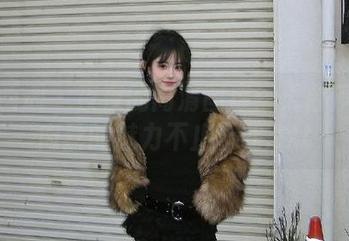 稚乖画册 – 夜夜的高清图库：天台停车场肉丝的魅力不止于此.txt