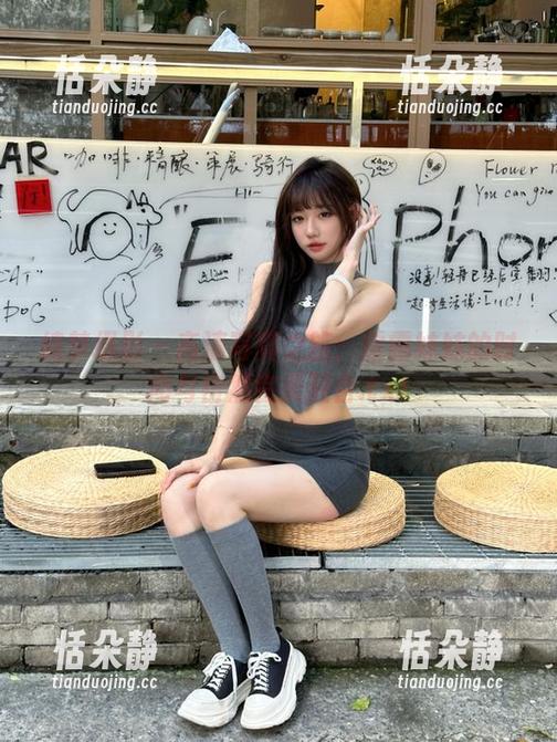 绮梦摄影 - 高清写真之旅：露露妹妹的时尚与自然完美融合.txt