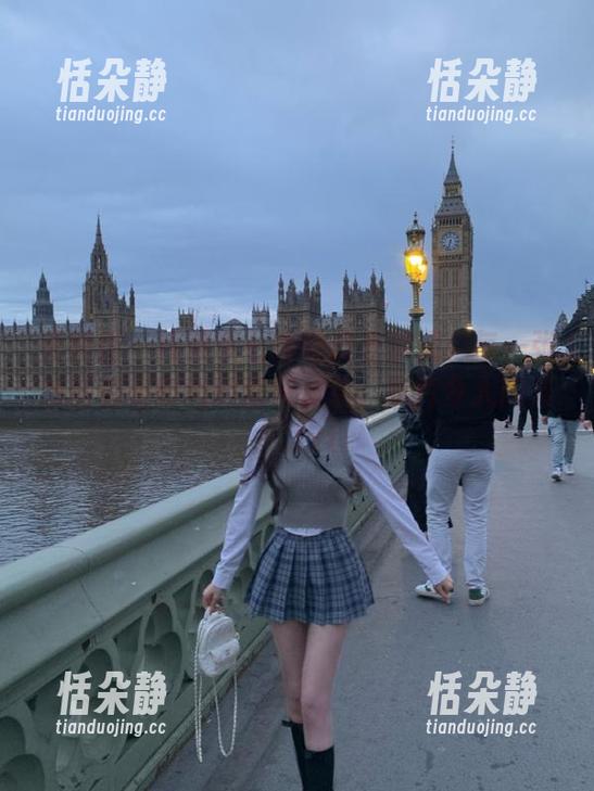 美媛馆 - 探索李七喜的皮衣梦境：每一张原图都是时尚的独特表达，照片令人陶醉！.txt