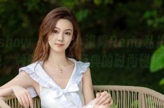 花漾show – 精致小海臀Rena私拍短裙图包，领略个性与经典的时尚碰撞.txt