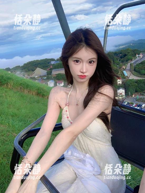 蜜桃社 - 小魔女lily的泳装魅力四射：每一张精选图片都是视觉的盛宴！.txt