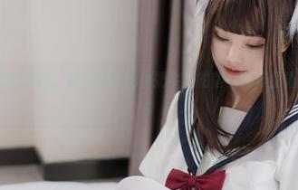 解锁个性定制体验：蜜汁猫裘的小奶牛自拍版女仆作品重磅登场.txt