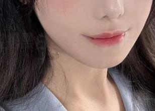 蜜汁猫裘携黑白女仆高清照片，带你领略别样风情.txt