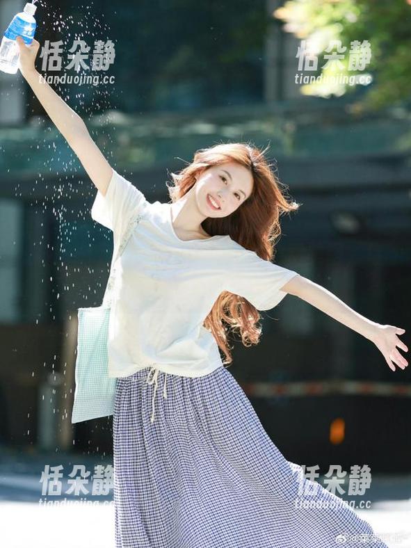 袜小喵倾情奉献：百褶短裙免费美图，每一张都令人心动！.txt