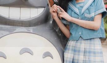 追寻梦境的色彩：西瓜少女的精致女仆写真图集.txt