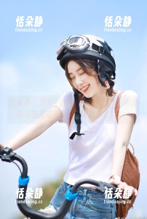语画界 - 漫游中的Angela小热巴：黑丝内衣旅拍写真作品引领时尚潮流.txt