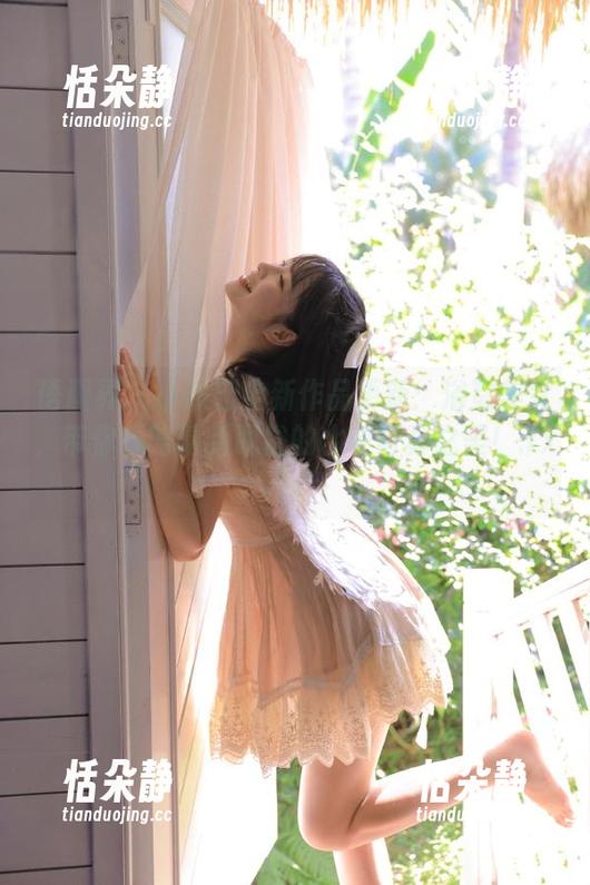语画界 - 小热巴全新作品更新：浴室美女，带你领略清新脱俗的水中写真之美！.txt