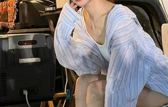 轻兰映画为您献上白丝美腿作品集，让每一张照片诉说不同的故事.txt