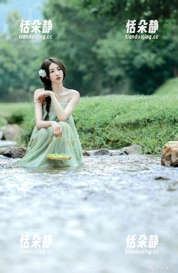 微密圈 - 不容错过！迷人的五姨太粉裙网袜美图，带你揭开秘密，免费领取！.txt