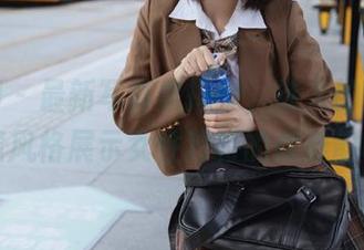 微密圈 – 最新写真集揭晓，迷人的五姨太以眼镜风格展示女性独特的优雅韵味.txt