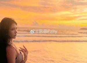 阮邑Fairy呈现黑枪呆主题COS之美，通过美图展示个性与风采.txt