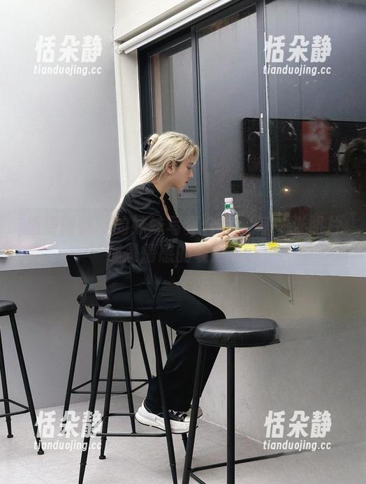 感受阿寨寨的妹妹写真合集：每一张照片都是情感的表达.txt