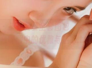 青豆客 – 护士佟蔓全套图包，感受她在白色制服中的优雅与魅力.txt