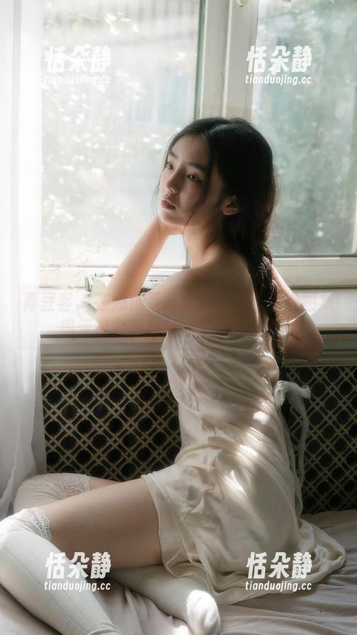 青豆客 - 在娜依灵儿的教室内：精选图集揭示青春背后的故事与情感.txt