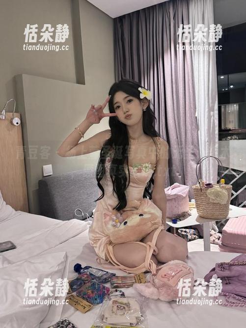 青豆客 - 杨上萱圣诞写真中的无圣光艺术，原图真实呈现.txt