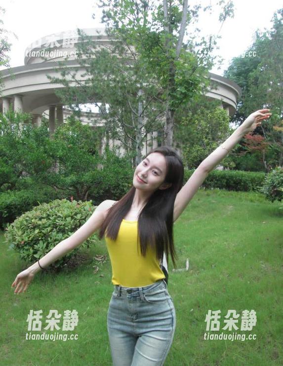 青豆客 - 追随艾小青的丝袜之美，最新写真集惊艳上线，让你大开眼界！.txt