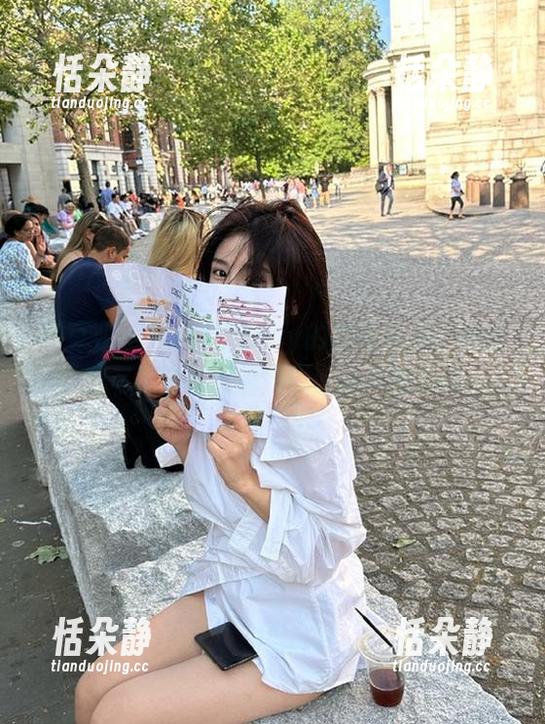 青豆客-颜浅浅Cindy 青豆客 - 颜浅浅Cindy的独特视角:办公室写真套图呈现现代职场风貌.txt