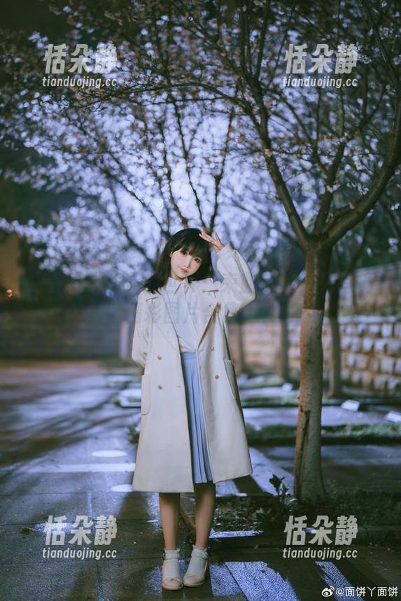 探索面饼仙儿的世界：束腰魅魔系列写真精彩图片合集.txt