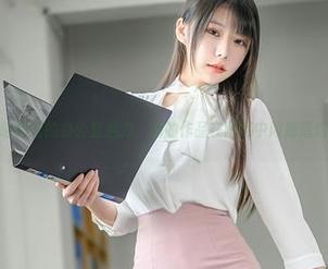 捕捉香草喵露露的办公室魅力，她的作品在图库中闪耀熠熠生辉.txt