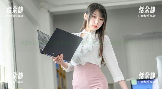 捕捉香草喵露露的办公室魅力，她的作品在图库中闪耀熠熠生辉.txt